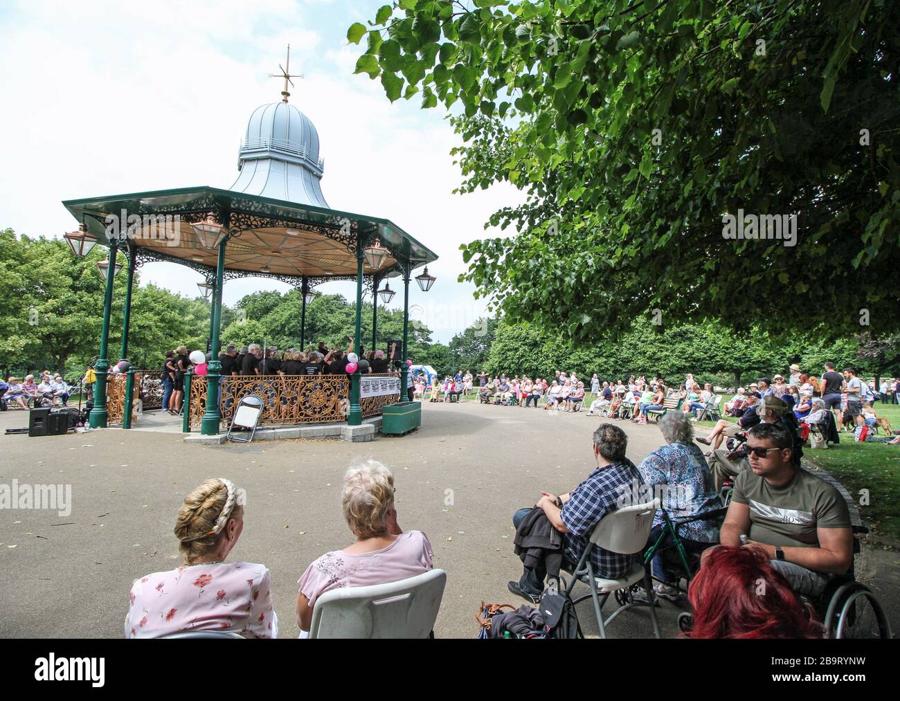 Un événement communautaire au kiosque à musique du parc Devonport, Plymouth a attiré la foule de résidents et a donné aux artistes un public Banque D'Images