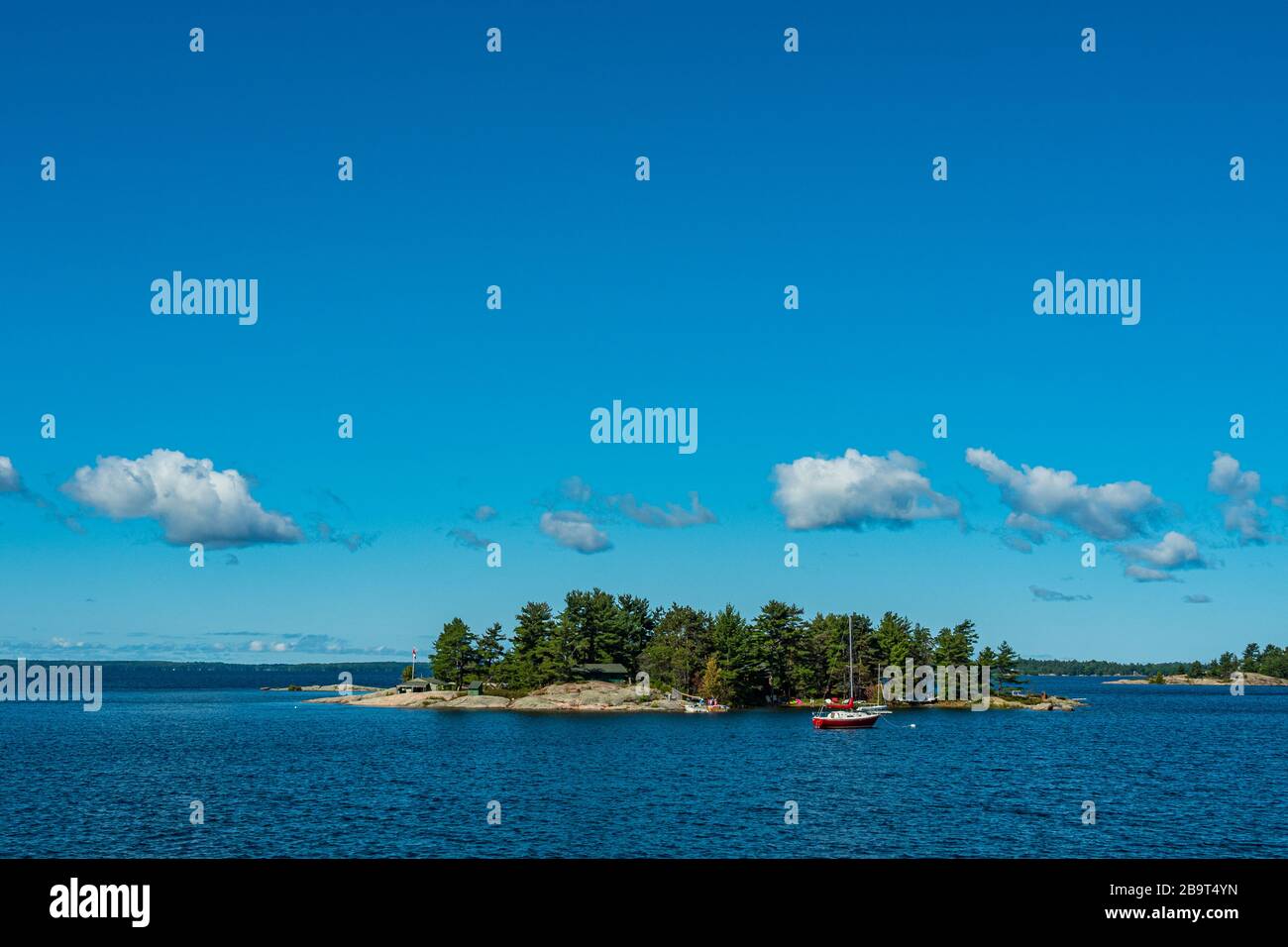 Belle petite île sur un lac au Canada Banque D'Images