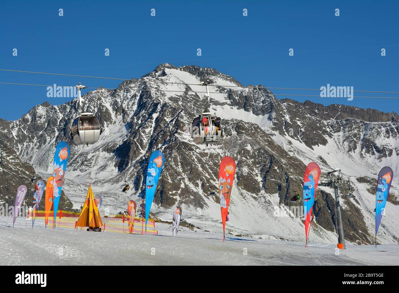 Stubai, Autriche - 23 décembre 2015 : téléphérique dans la station de ski du glacier stubaier, mode de transport préféré Banque D'Images