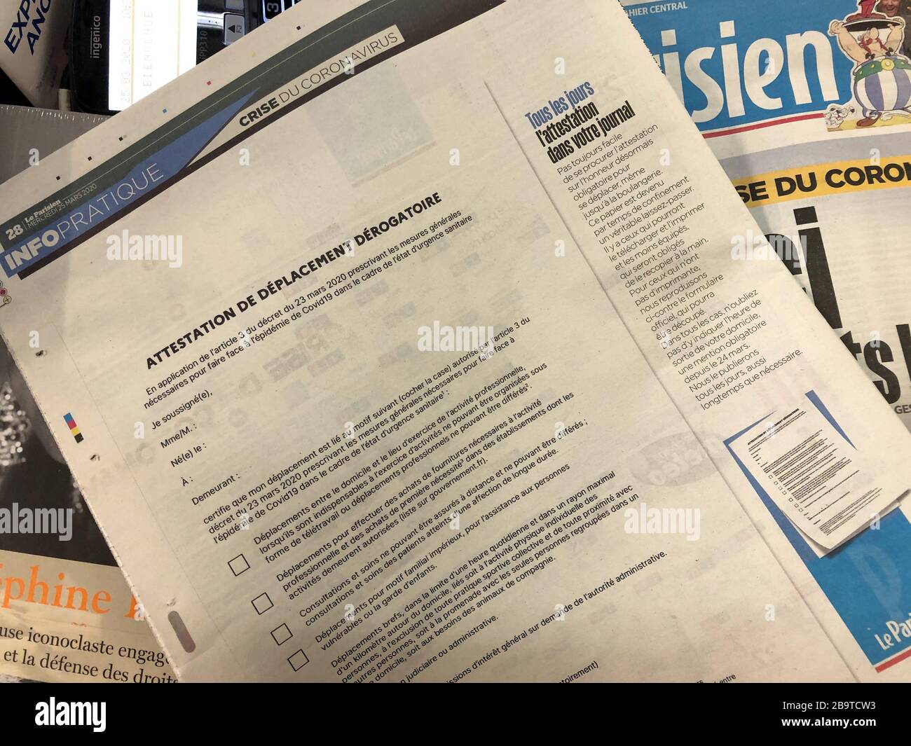 Paris, France. 25 mars 2020. La nouvelle forme de la française 'Passierschein', le journal est aménagé dans un kiosque parisien. En France, des restrictions strictes à la sortie sont en vigueur depuis une bonne semaine. Les citoyens ne peuvent quitter la maison qu'avec une raison valable et doivent avoir le document rempli avec eux. (À dpa 'restrictions de sortie en France - nouvelle forme après serrage') crédit: Christian Böhmer/dpa/Alay Live News Banque D'Images