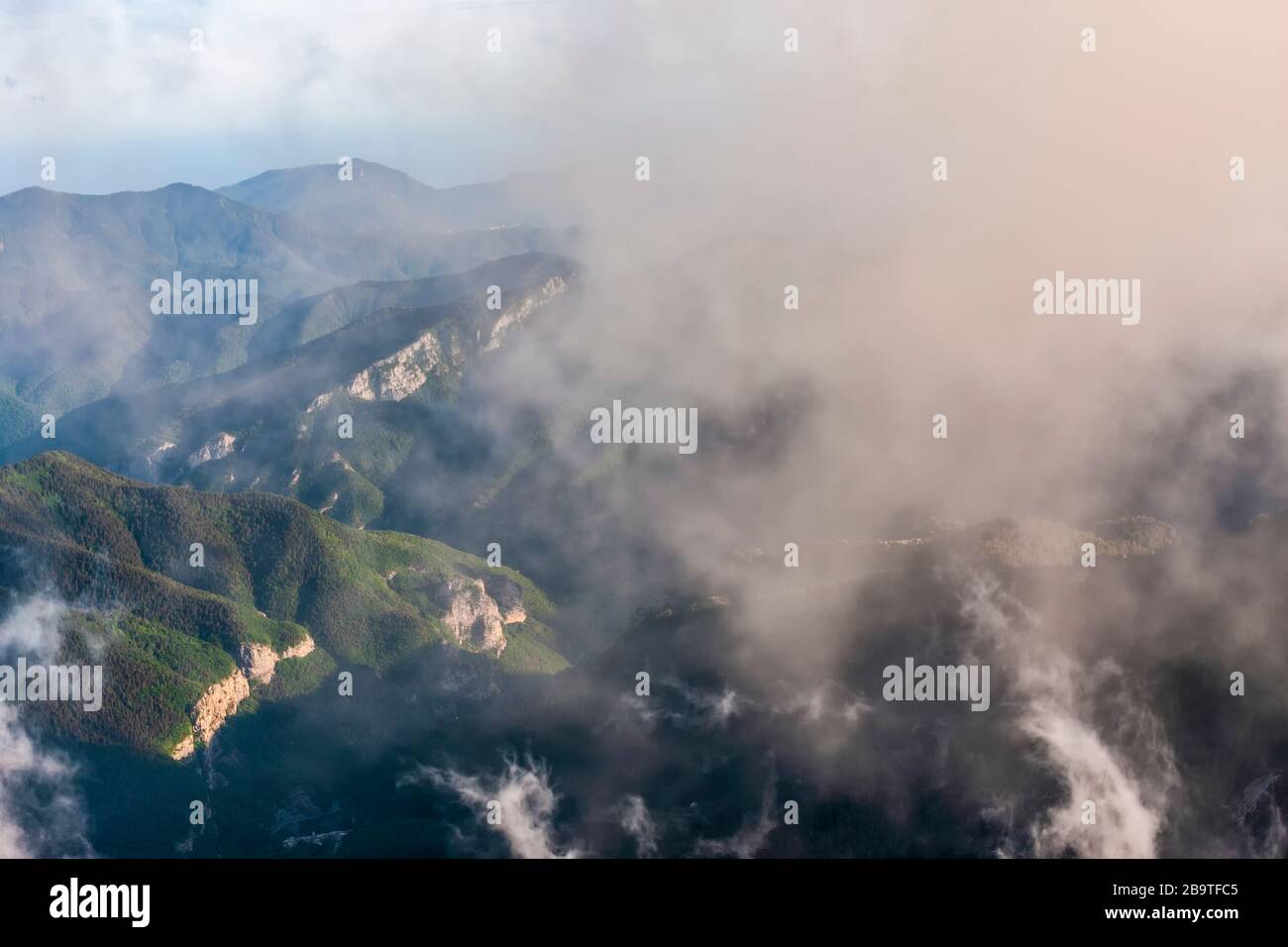 Italie Alta via dei Monti Liguri - scène N ° 5 - les brumes Orographiques arrivent sur Monte Saccarello Banque D'Images