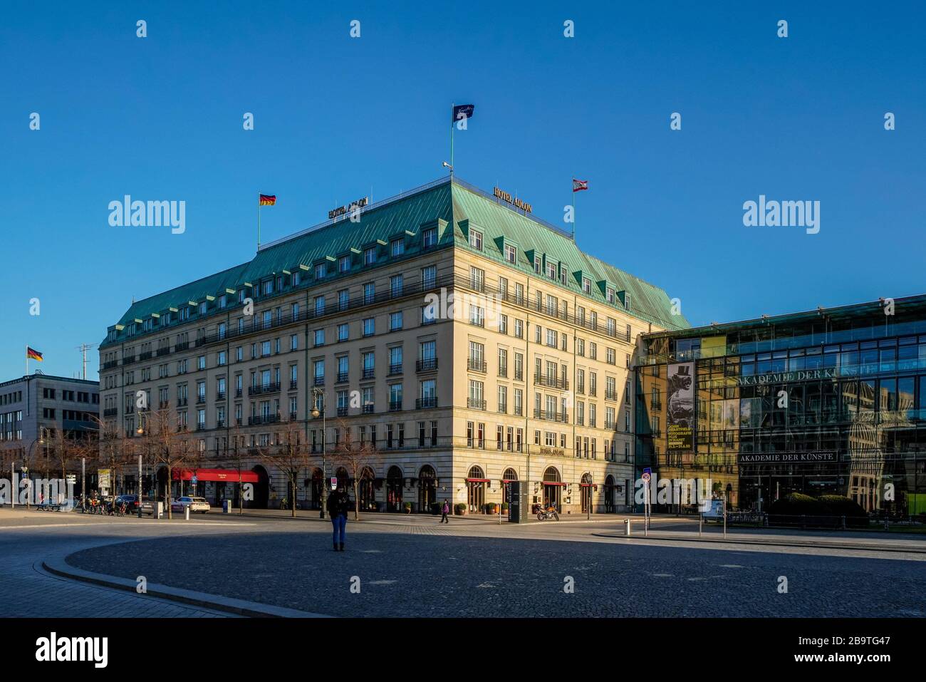 23.03.2020, l'hôtel Adlon Kempinski de Berlin Withte est l'un des hôtels les plus luxueux et les plus connus d'Allemagne. Lettrage sur le toit de l'hôtel. L'hôtel Adlon fait partie des "principaux hôtels du monde". En raison de la crise corona, cette maison doit également cesser ses opérations pour le moment. | utilisation dans le monde entier Banque D'Images