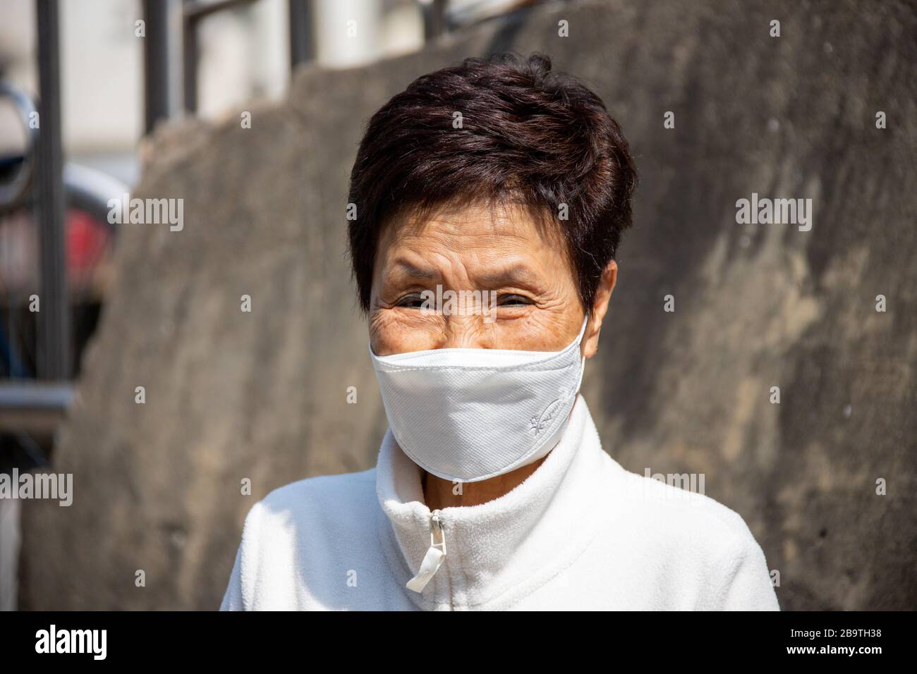 Une femme âgée portant un masque protecteur pendant la pandémie de coronavirus à Séoul, en Corée du Sud Banque D'Images