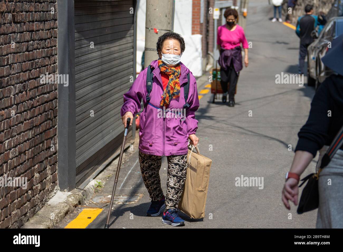 Une femme âgée portant un masque protecteur pendant la pandémie de coronavirus à Séoul, en Corée du Sud Banque D'Images