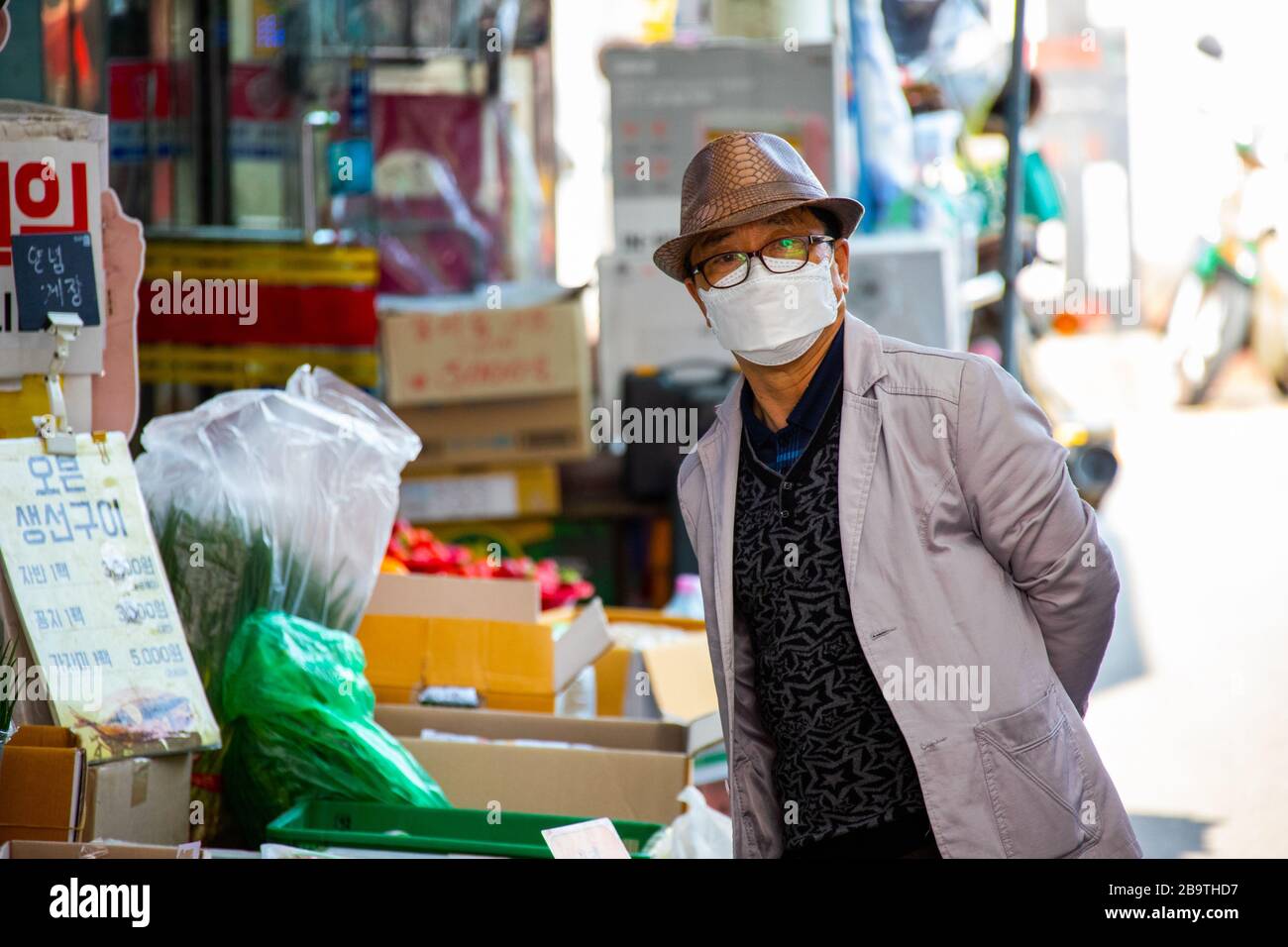 Homme âgé sur un marché pendant la pandémie de Coronavirus, Séoul, Corée du Sud Banque D'Images