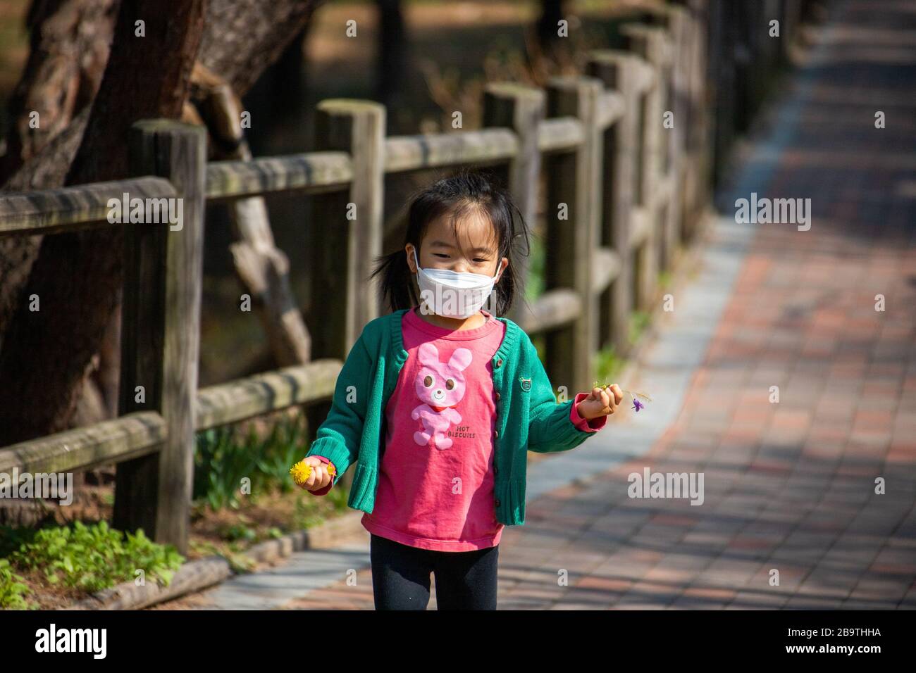 Une jeune fille portant un masque protecteur pendant la pandémie de Coronavirus à Séoul, en Corée du Sud, en Asie Banque D'Images