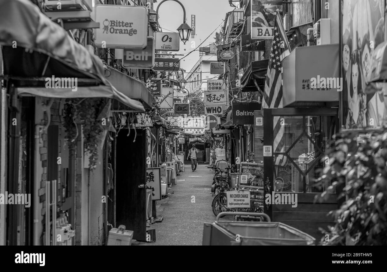 Petite ruelle pleine de petits bars à l'arrière de la rue dans le quartier de Golden Gai pendant la journée. Situé dans le quartier rouge de Kabukichō, quartier Shinjuku, Tokyo, Japon Banque D'Images