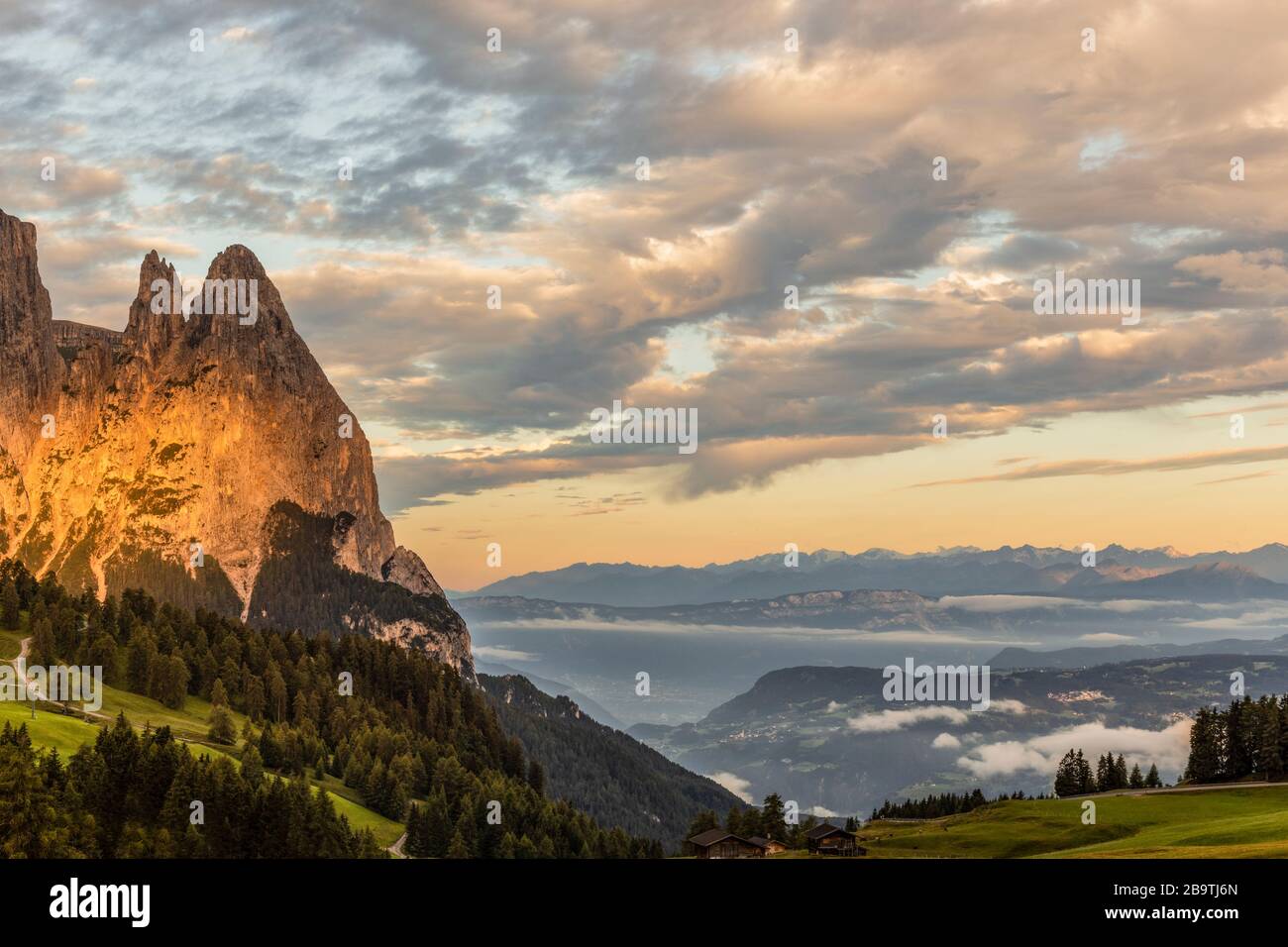 Italie Tyrol du Sud - Sciliar - Parc naturel de Catinaccio - Paysage de l'Alpe di Siusi avec le Massif Sciliar clairement visible. Banque D'Images