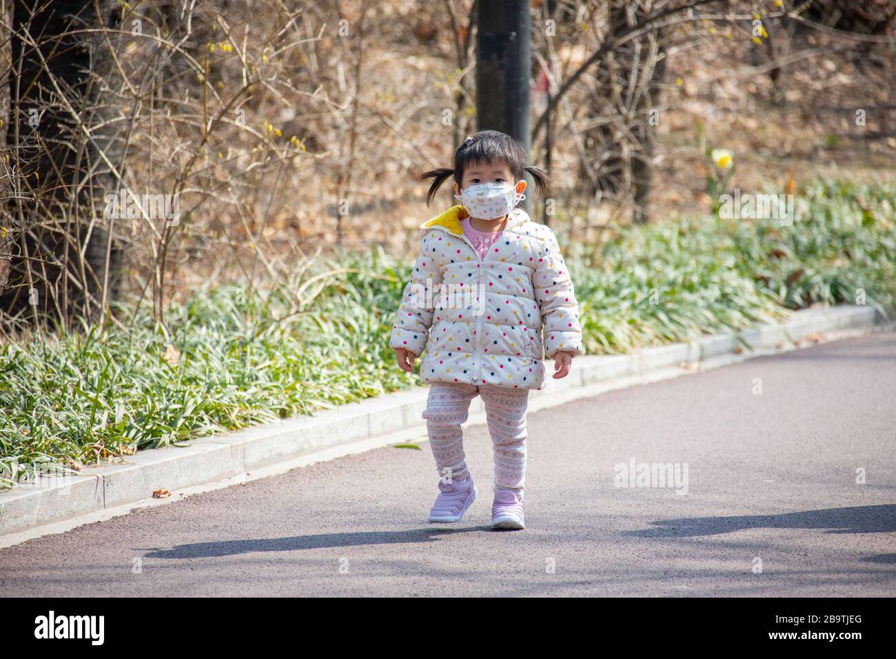 Une jeune fille portant un masque protecteur pendant la pandémie de Coronavirus à Séoul, en Corée du Sud, en Asie Banque D'Images