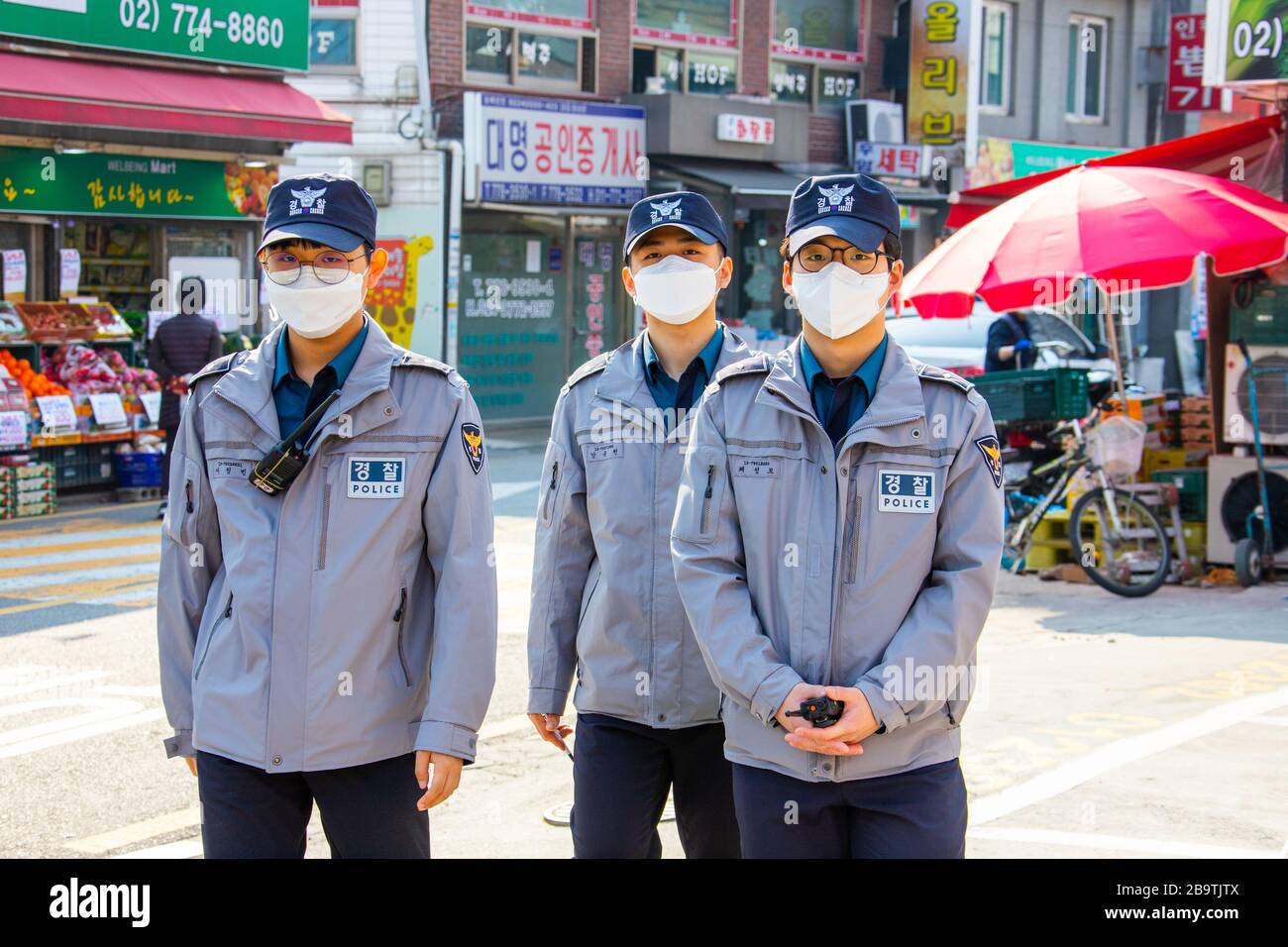 Policiers portant des masques de protection pendant la pandémie de Coronavirus, Séoul, Corée du Sud Banque D'Images