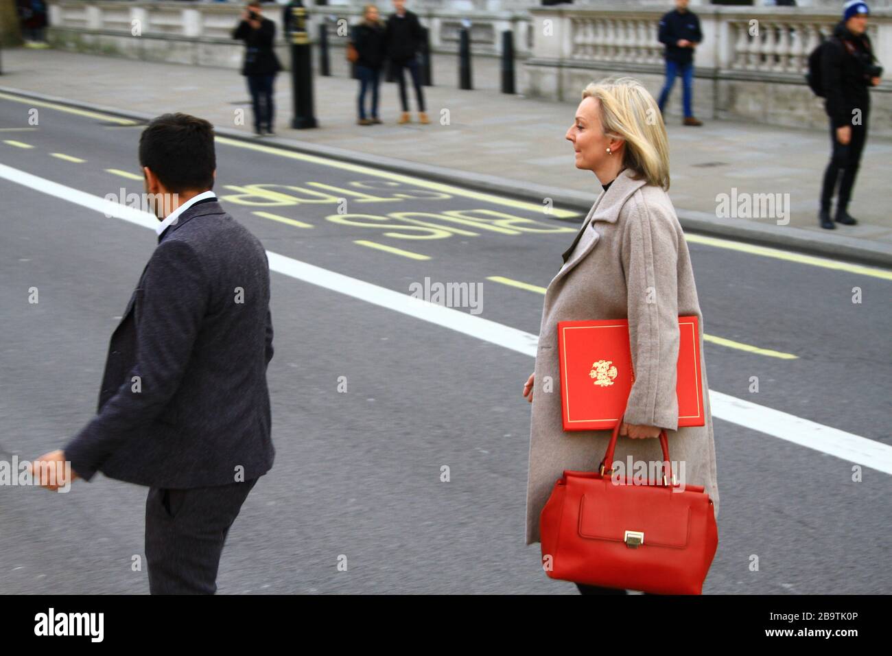 LIZ TRUSS MP SECRÉTAIRE D'ÉTAT AU COMMERCE INTERNATIONAL ET PRÉSIDENT DU CONSEIL DU COMMERCE À WHITEHALL, WESTMINSTER, LONDRES, ANGLETERRE, ROYAUME-UNI. LES POLITICIENS BRITANNIQUES. CONSERVATEUR MPS. PARTI CONSERVATEUR MPS. POLITIQUE. MINISTRES. MINISTRES DU GOUVERNEMENT. POLITIQUE BRITANNIQUE. Banque D'Images