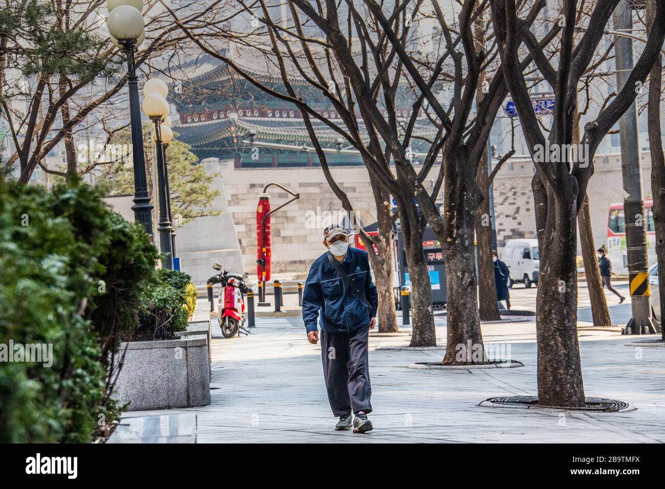Homme âgé portant un masque protecteur pendant la pandémie de coronavirus à Séoul, en Corée du Sud Banque D'Images