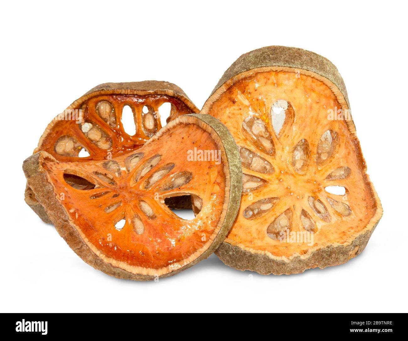 Thé aux fruits de Bael sec (Aegle marmelos) isolé sur fond blanc. Banque D'Images