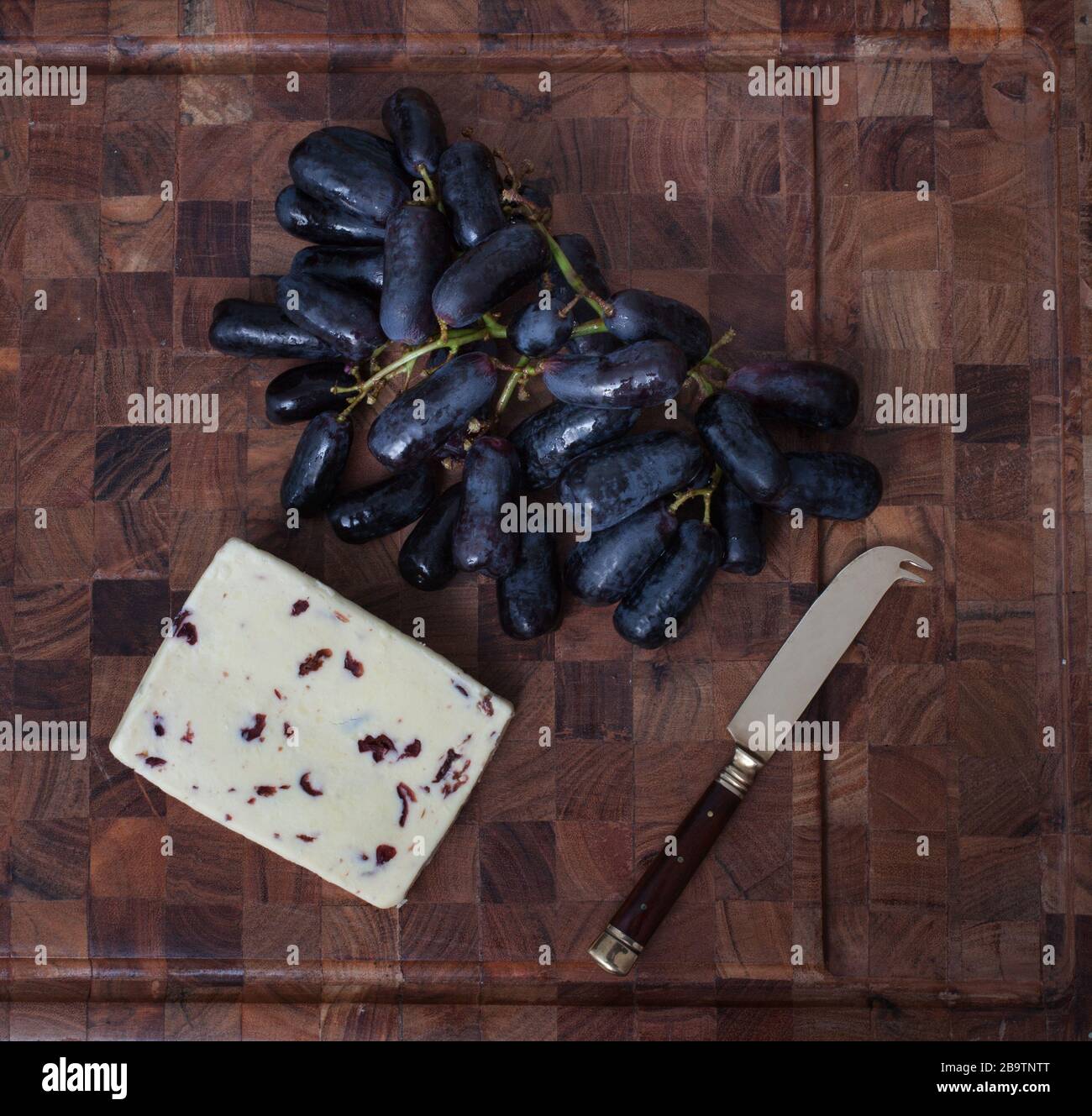 British Wensleydale et fromage Cranberry avec de longs raisins noirs Banque D'Images
