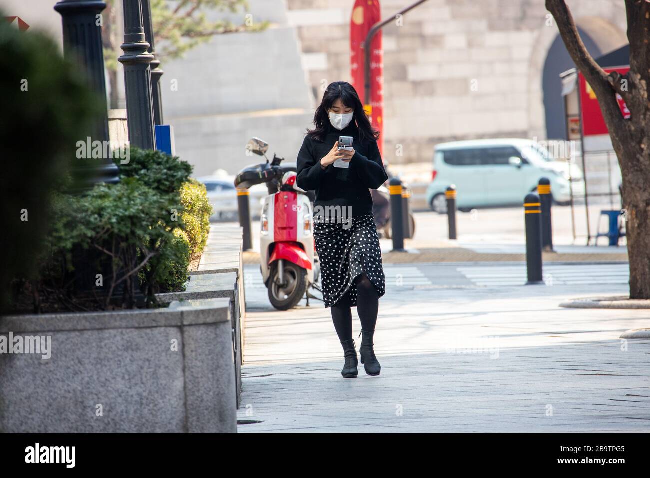 Une jeune femme portant un masque protecteur pendant la pandémie de Coronavirus à Séoul, en Corée du Sud Banque D'Images