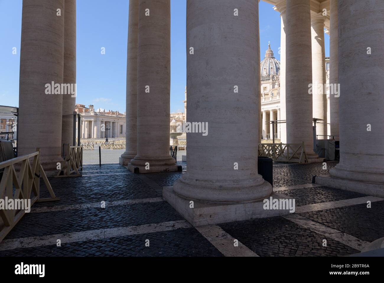 ROME, ITALIE - 12 mars 2020: Aucun accès n'est autorisé à la place Saint-Pierre, maintenant déserte. Aujourd'hui, le gouvernement italien a décrété un verrouillage national, le wi Banque D'Images