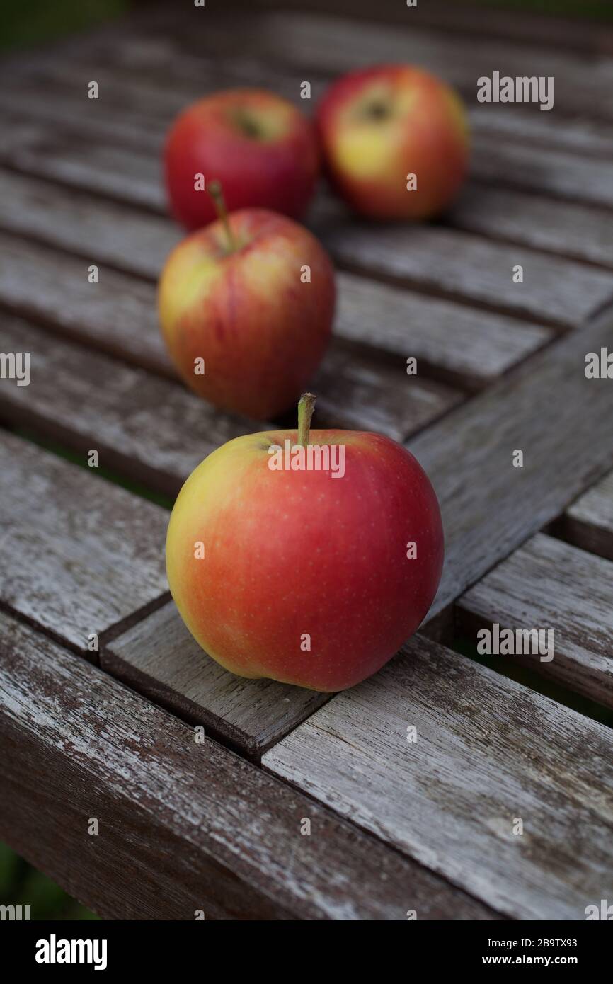 Pommes rouges dans un cadre rustique extérieur en bois Banque D'Images