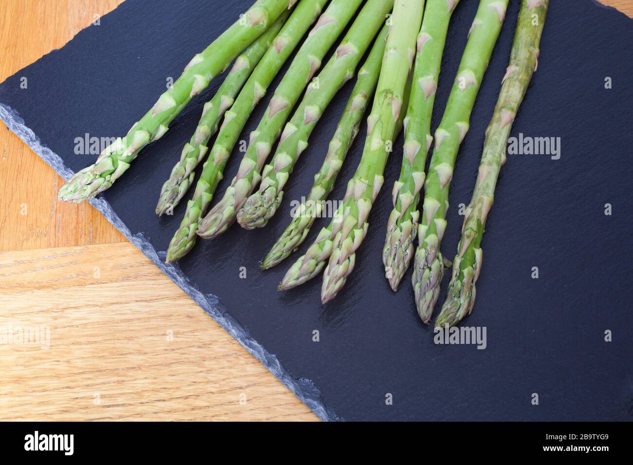 Asperges sur fond noir Banque D'Images