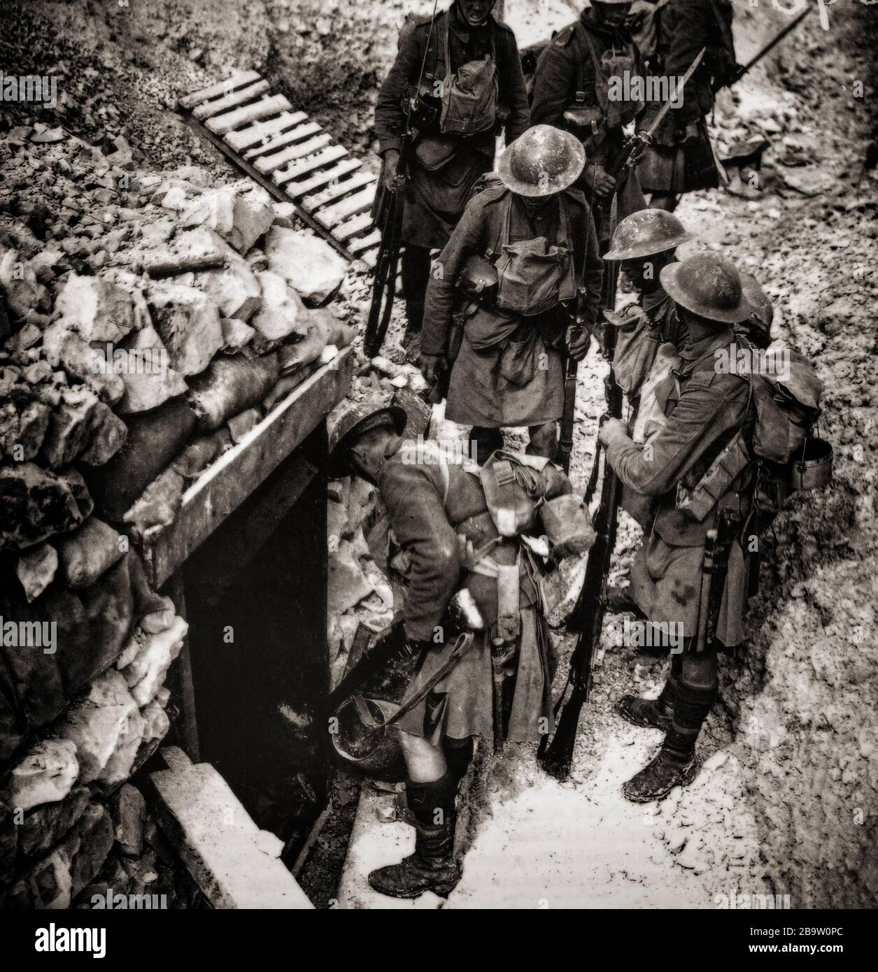 Les soldats de la compensation Seaforth Highlanders ont capturé des dugouts allemands près de Roeux lors de la bataille de la Scarpe dans la région du Nord-pas-de-Calais en France, qui a eu lieu pendant l'offensive de cent jours entre le 26 et le 30 août 1918. Banque D'Images