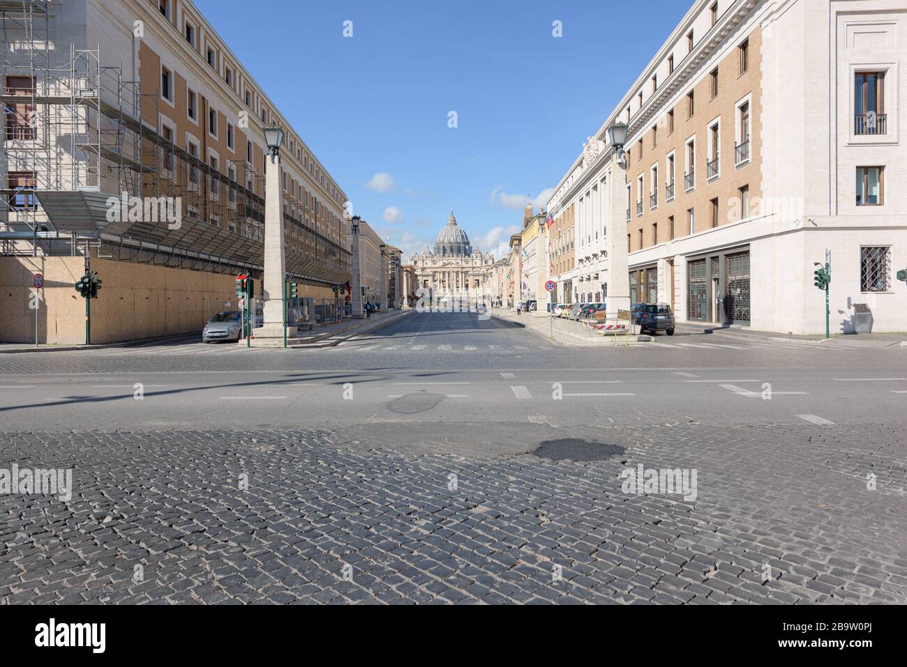 ROME, ITALIE - 10 mars 2020: Via della Conciliazione est à l'écart de tout trafic à Rome, Italie. Les sites touristiques populaires sont vides à la suite du pays Banque D'Images