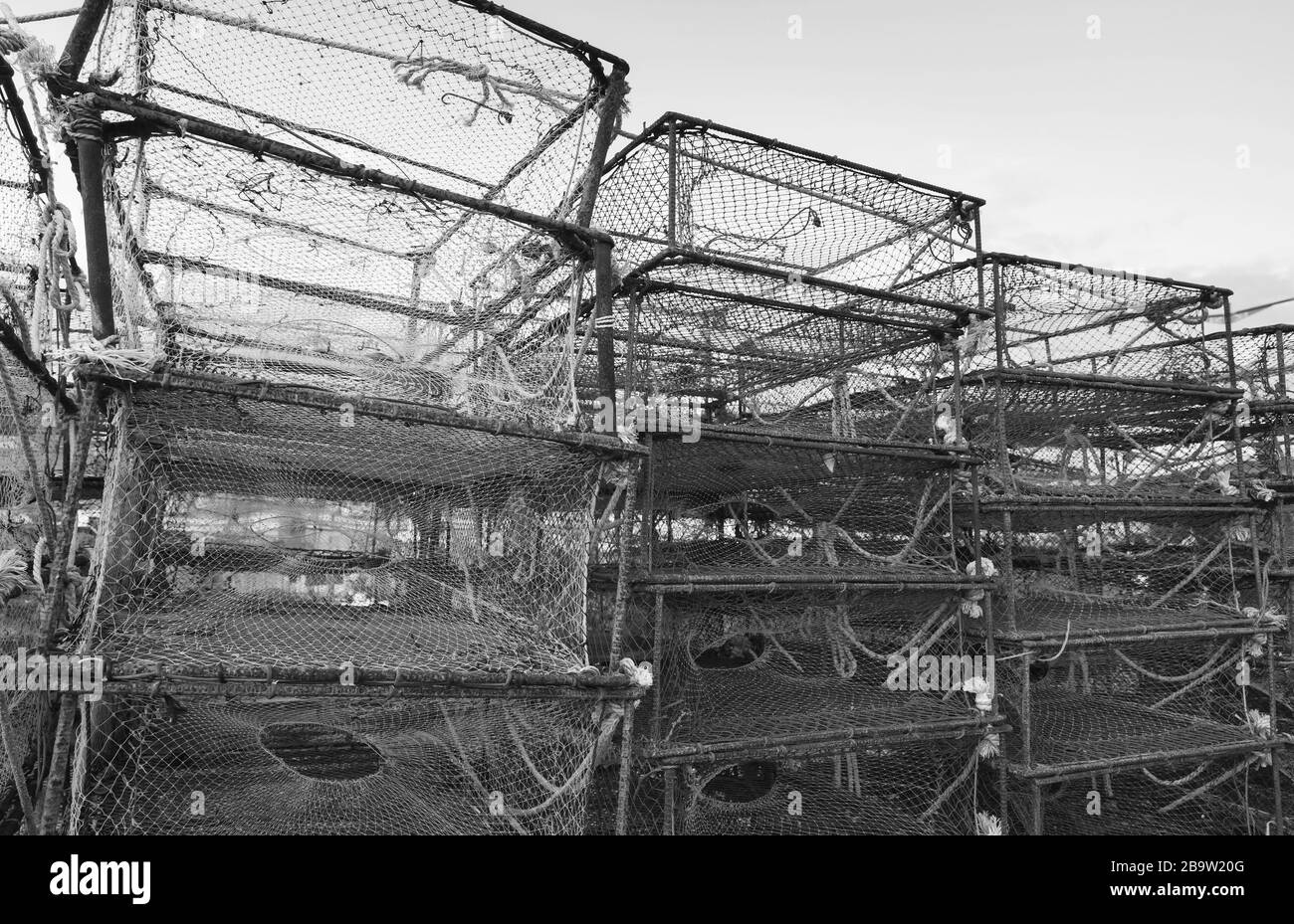 Casiers à crabe en forme de boîte empilés dans le port de pêche de Busan, Corée du Sud. Photo d'arrière-plan noir et blanc Banque D'Images
