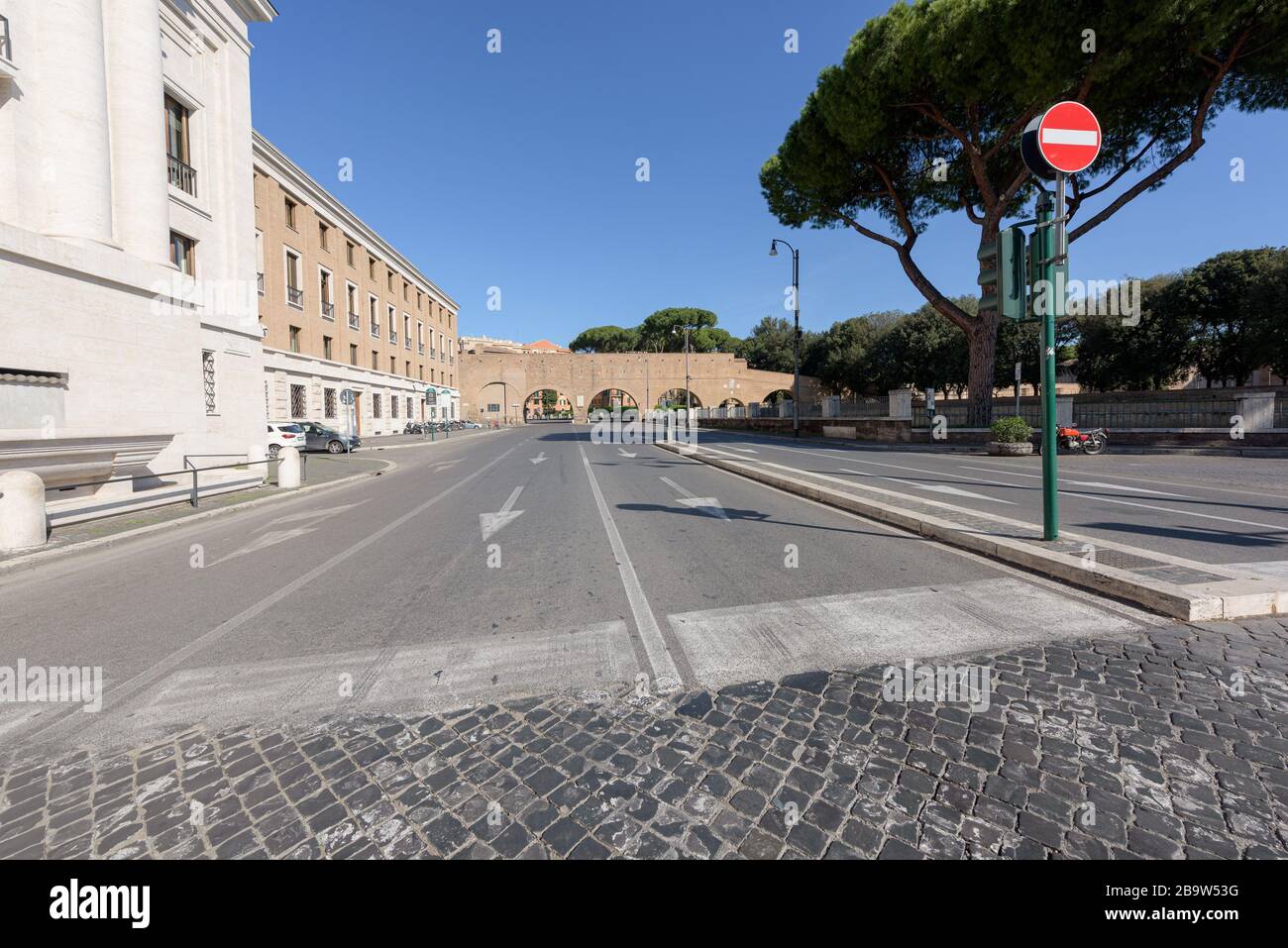ROME, ITALIE - 10 mars 2020: La Piazza Pia est à l'écart de tout trafic à Rome, Italie. Les sites touristiques populaires sont vides à la suite du coronavirus p national Banque D'Images