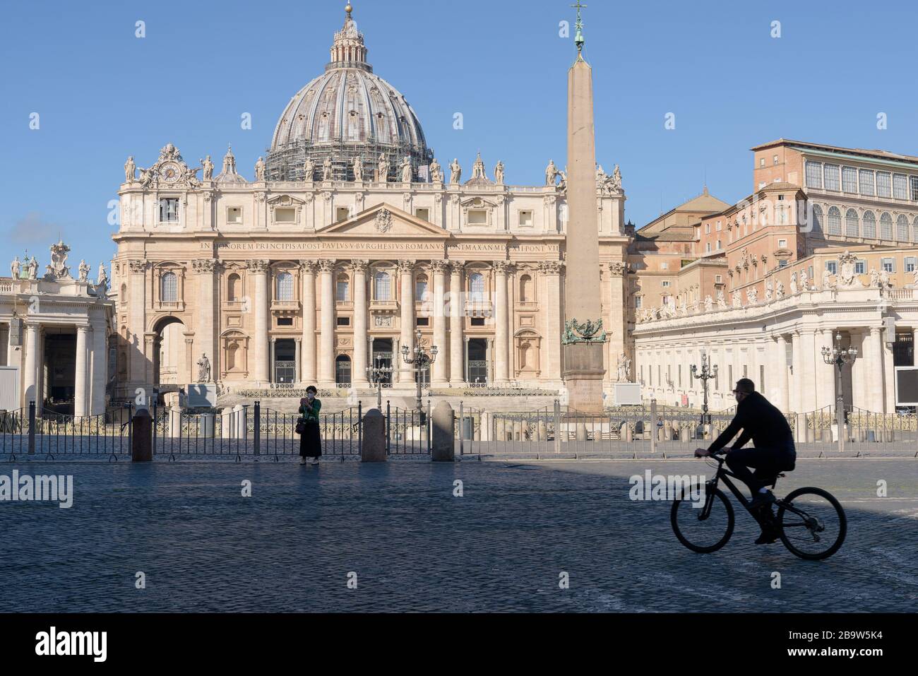 ROME, ITALIE - 12 mars 2020: Un touriste prend un selfie devant la place Saint Pierre vide, Vatican, Italie. Suite à la pandémie de coronavirus, Italie Banque D'Images