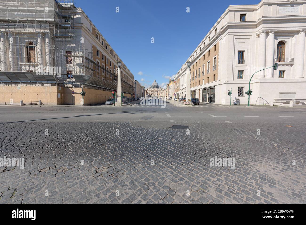 ROME, ITALIE - 10 mars 2020: Via della Conciliazione est à l'écart de tout trafic à Rome, Italie. Les sites touristiques populaires sont vides à la suite du pays Banque D'Images