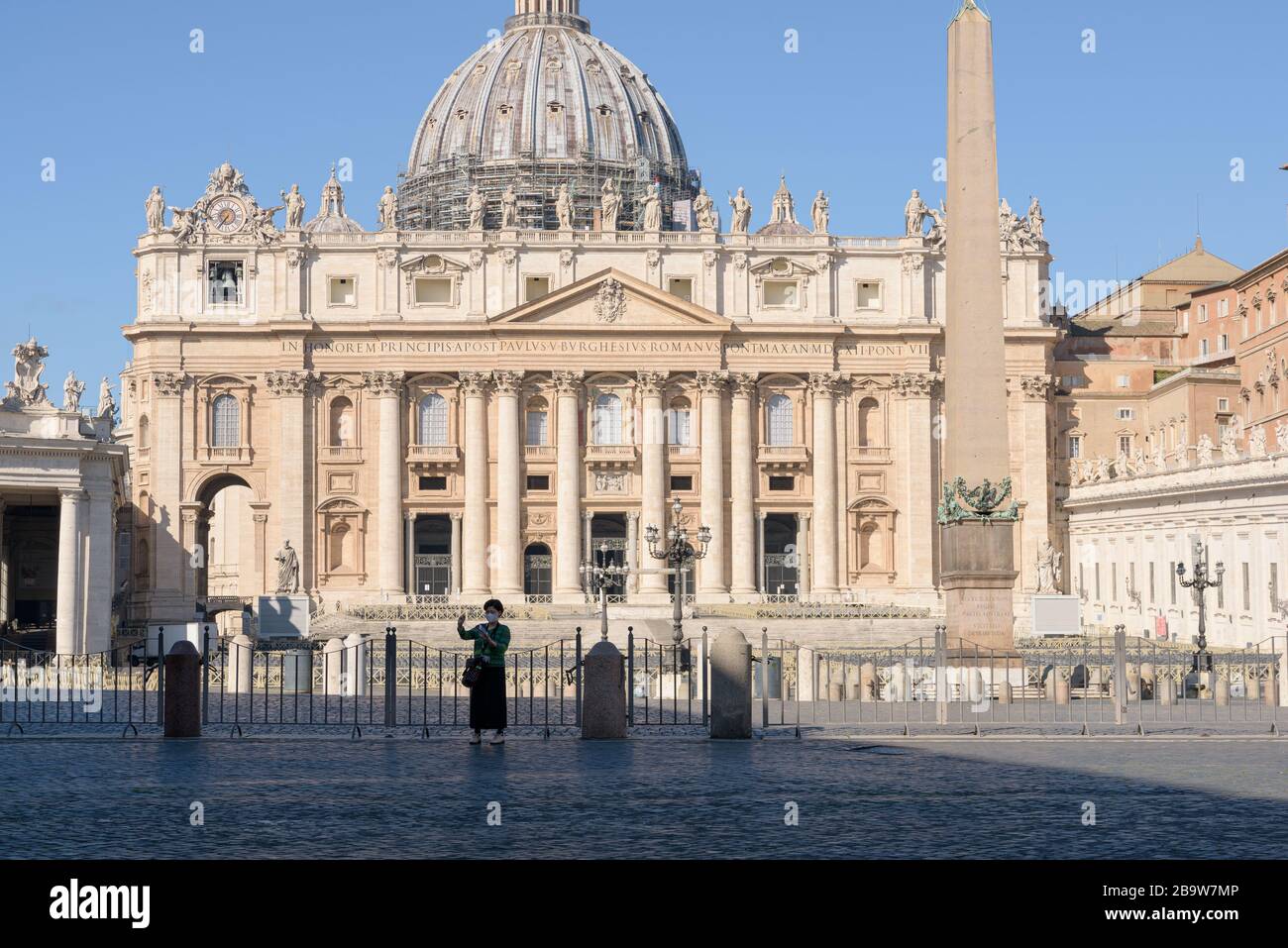 ROME, ITALIE - 12 mars 2020: Un touriste prend un selfie devant la place Saint Pierre vide, Vatican, Italie. Suite à la pandémie de coronavirus, Italie Banque D'Images