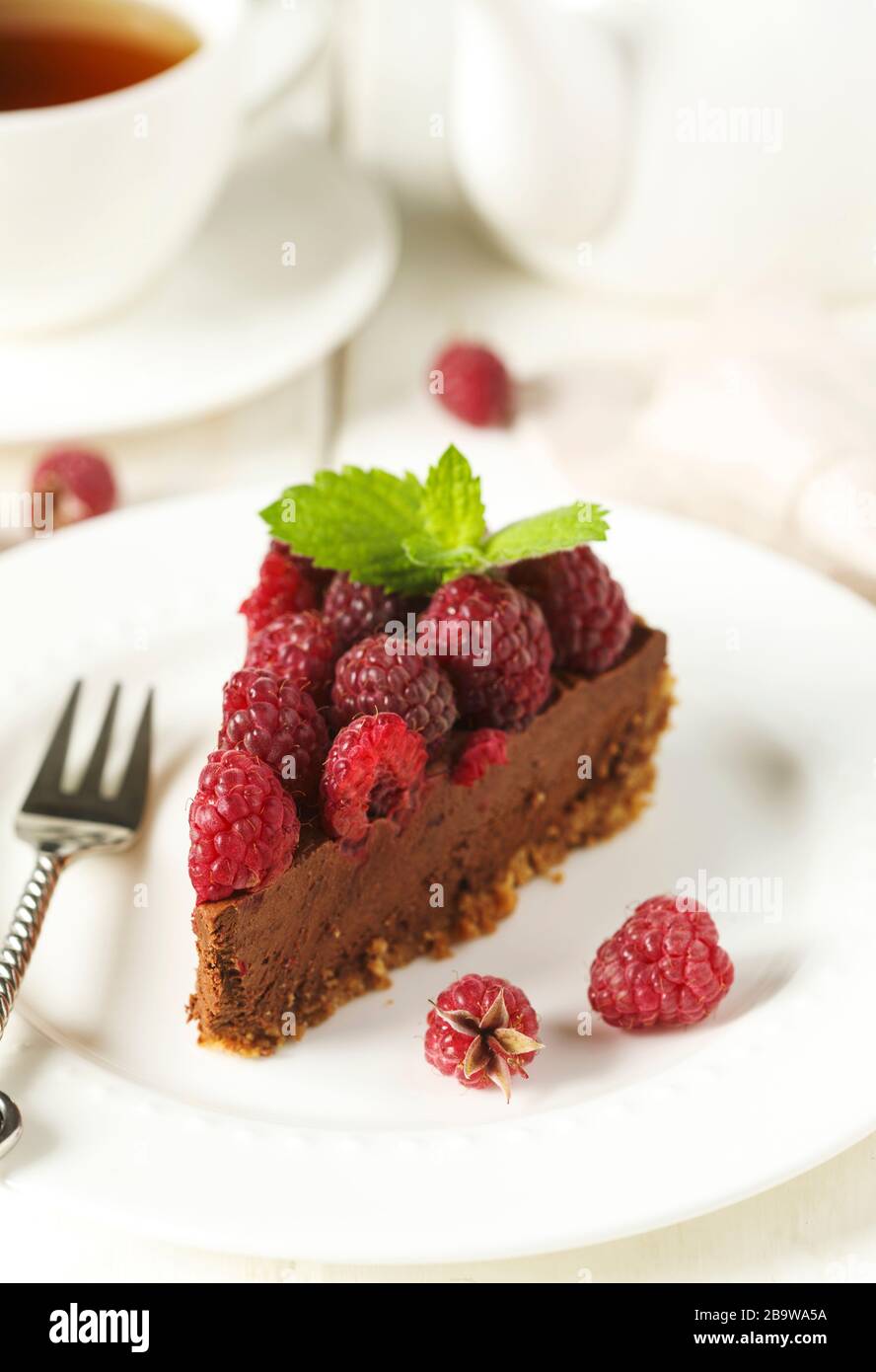 Gâteau au chocolat. Tranche de gâteau au chocolat avec framboise fraîche. Banque D'Images