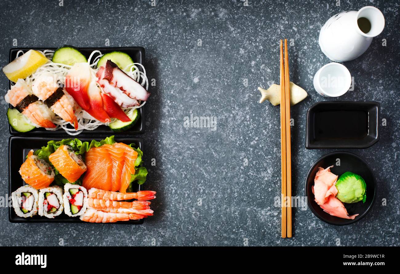 Sushi. Différents sashimi, sushi et rouleaux, vue de dessus, espace de copie Banque D'Images