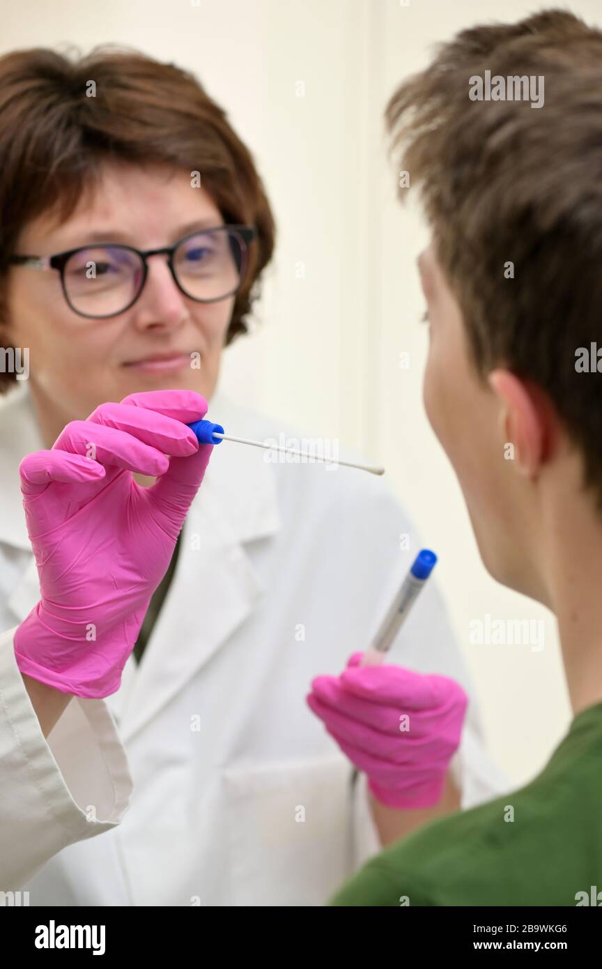 Médecin qui s'est recueilli avec un écouvillon nasopharyngé du nez et de la gorge Banque D'Images