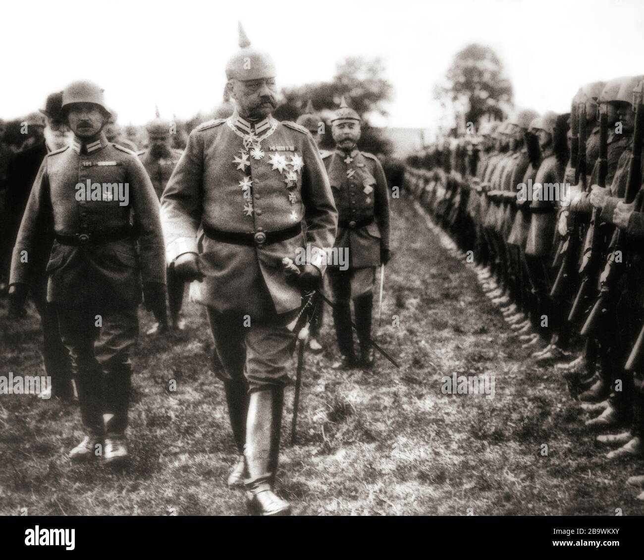 Le maréchal Paul von Hindenburg a examiné les troupes de l'armée allemande sur le front occidental pendant la première Guerre mondiale. Il est ensuite devenu président de l'Allemagne de 1925 à sa mort, pendant la République de Weimar. Banque D'Images