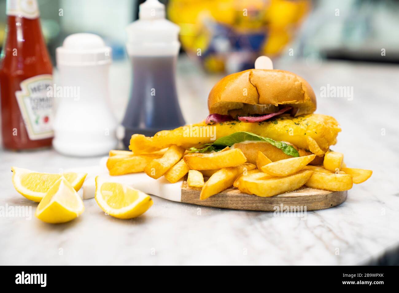 Poisson n triple cuisson des chips sur le marché de la nourriture. Banque D'Images