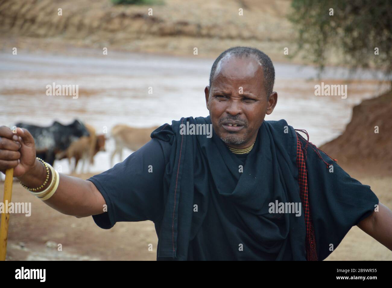 Afrique, Tanzanie, gros portrait d'un homme de la tribu des Datooga photographié dans le lac Eyasi Tanzanie Banque D'Images