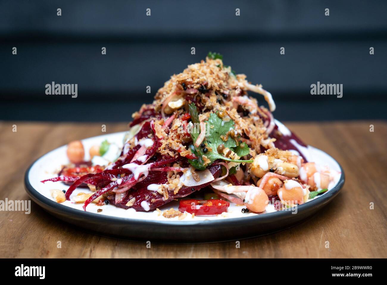 Betterave Thoran, échalote croustillante, salade d'inspiration indienne, curry sec avec noix de coco Banque D'Images Betterave Thoran, échalote croustillante, salade d'inspiration indienne, curry sec avec noix de coco Banque D'Images