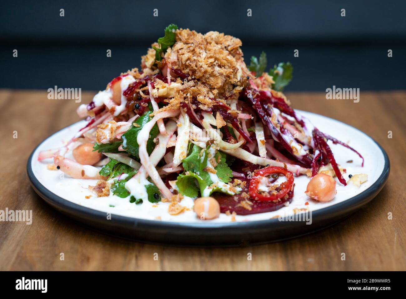 Betterave Thoran, échalote croustillante, salade d'inspiration indienne, curry sec avec noix de coco Banque D'Images Betterave Thoran, échalote croustillante, salade d'inspiration indienne, curry sec avec noix de coco Banque D'Images