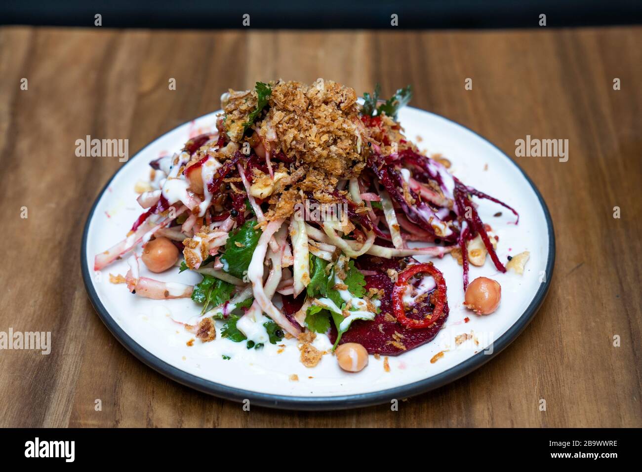 Betterave Thoran, échalote croustillante, salade d'inspiration indienne, curry sec avec noix de coco Banque D'Images Betterave Thoran, échalote croustillante, salade d'inspiration indienne, curry sec avec noix de coco Banque D'Images