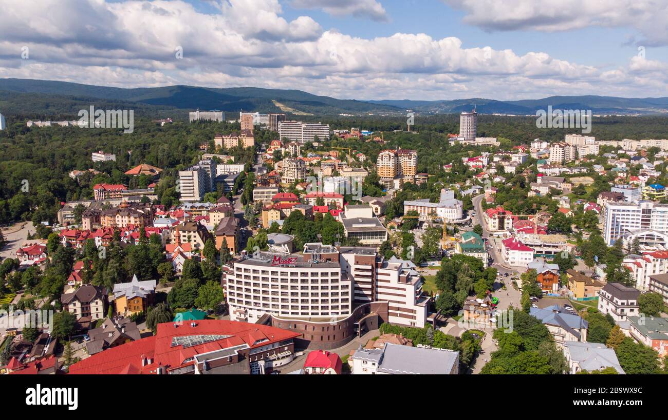 Truskavets, Ukraine - 29 juillet 2019: Vue aérienne de Mirotel Resort and Spa Hôtel de luxe 5 étoiles à Truskavets. Paysage urbain de Truskavets. Guérison populaire Banque D'Images