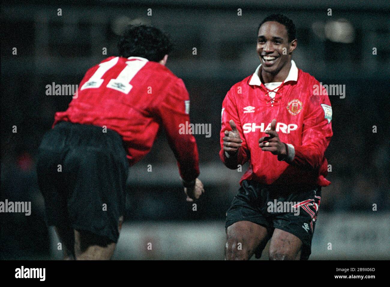 RYAN GIGGS (À GAUCHE) MANCHESTER UNITED CÉLÈBRE SON SCORE AVEC PAUL INCE V OLDHAM ATHLETIC Banque D'Images