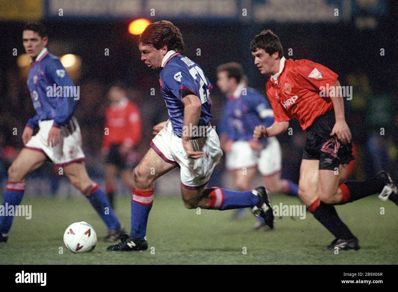 L-R : RICK HOLDEN, SPORTIF D'OLDHAM. ROY KEANE, MANCHESTER UNITED Banque D'Images