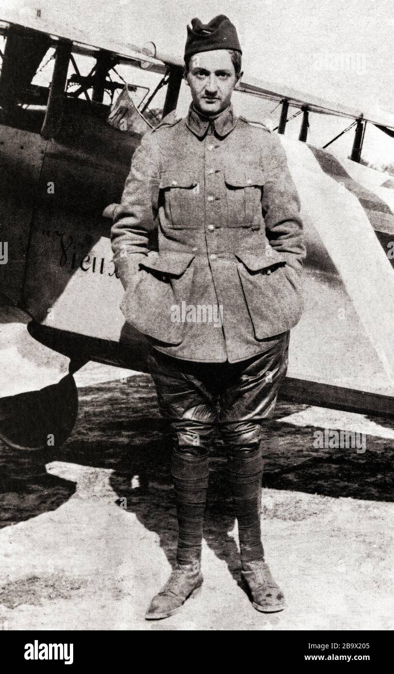 Un portrait de Georges Guynemer (1894-1917) devant sa SPAD VII Il a été un deuxième combattant français ayant obtenu 54 victoires au cours de la première Guerre mondiale, et un héros national français au moment de sa mort. Banque D'Images