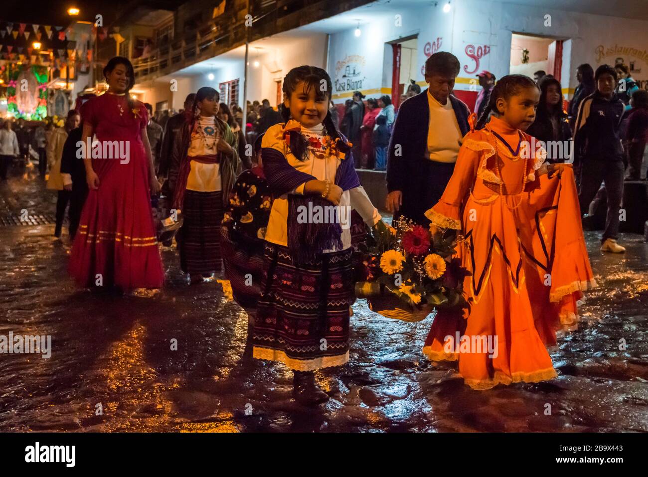 Jeunes filles à la procession, Festival de notre Dame de Guadalupe en décembre, soirée pluvieuse à Coscomatepec, État de Veracruz, Mexique Banque D'Images