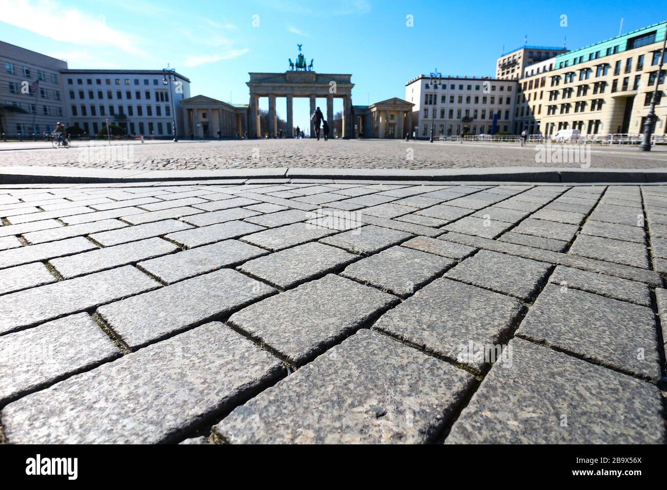 La place en face de la porte de Brandebourg à Berlin, généralement un point de repère important et un point de repère touristique, est désertée pendant le verrouillage de Coronavirus en Allemagne. Banque D'Images