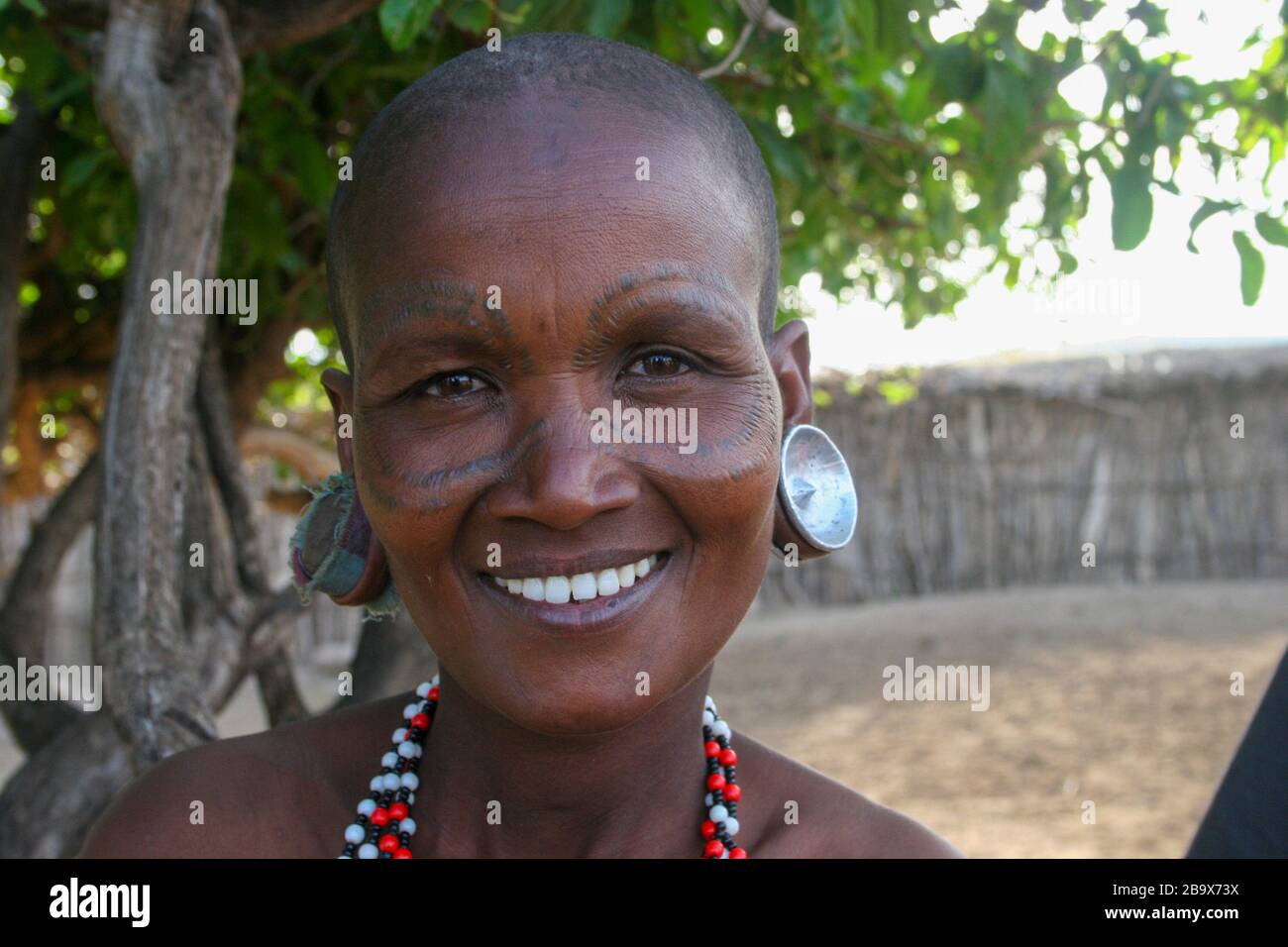 Portrait d'une femme de Dooga photographiée dans le lac Eyasi Tanzanie Banque D'Images