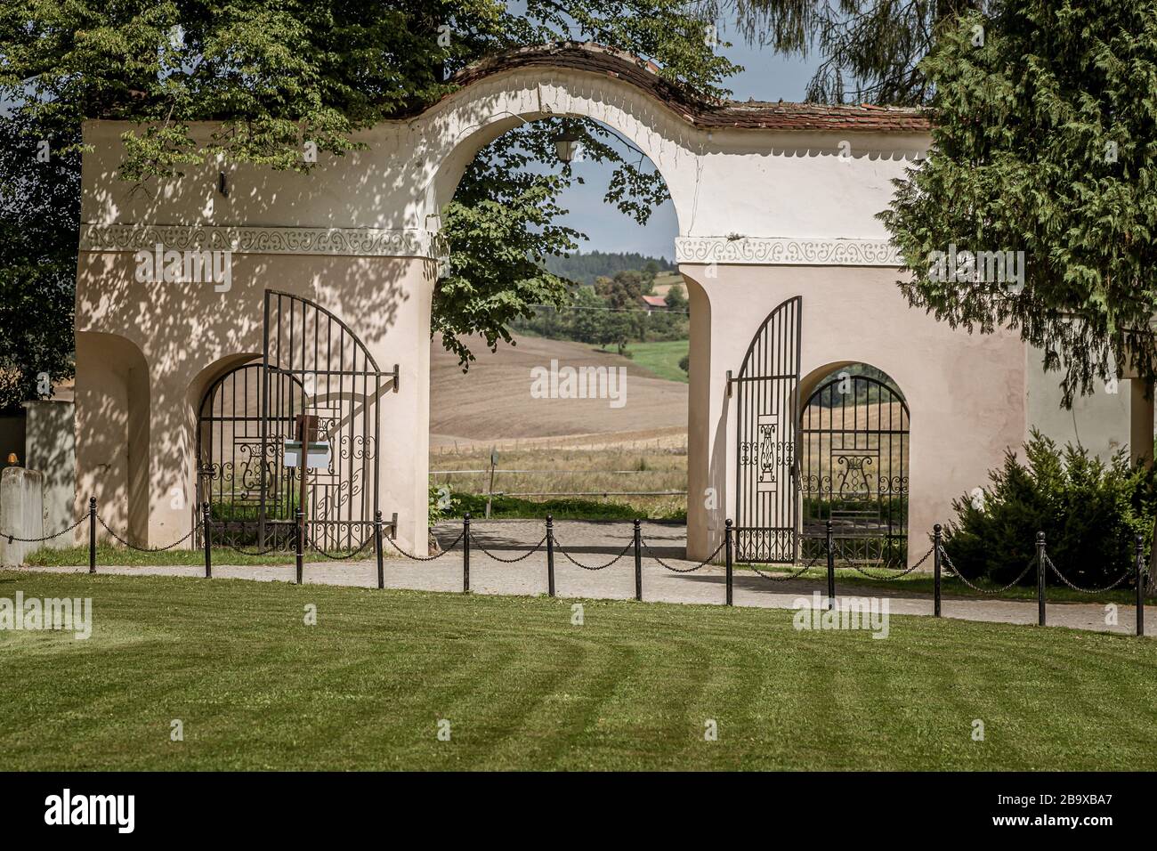 Image d'une grande porte ouverte d'un parc avec une pelouse bien entretenue Banque D'Images