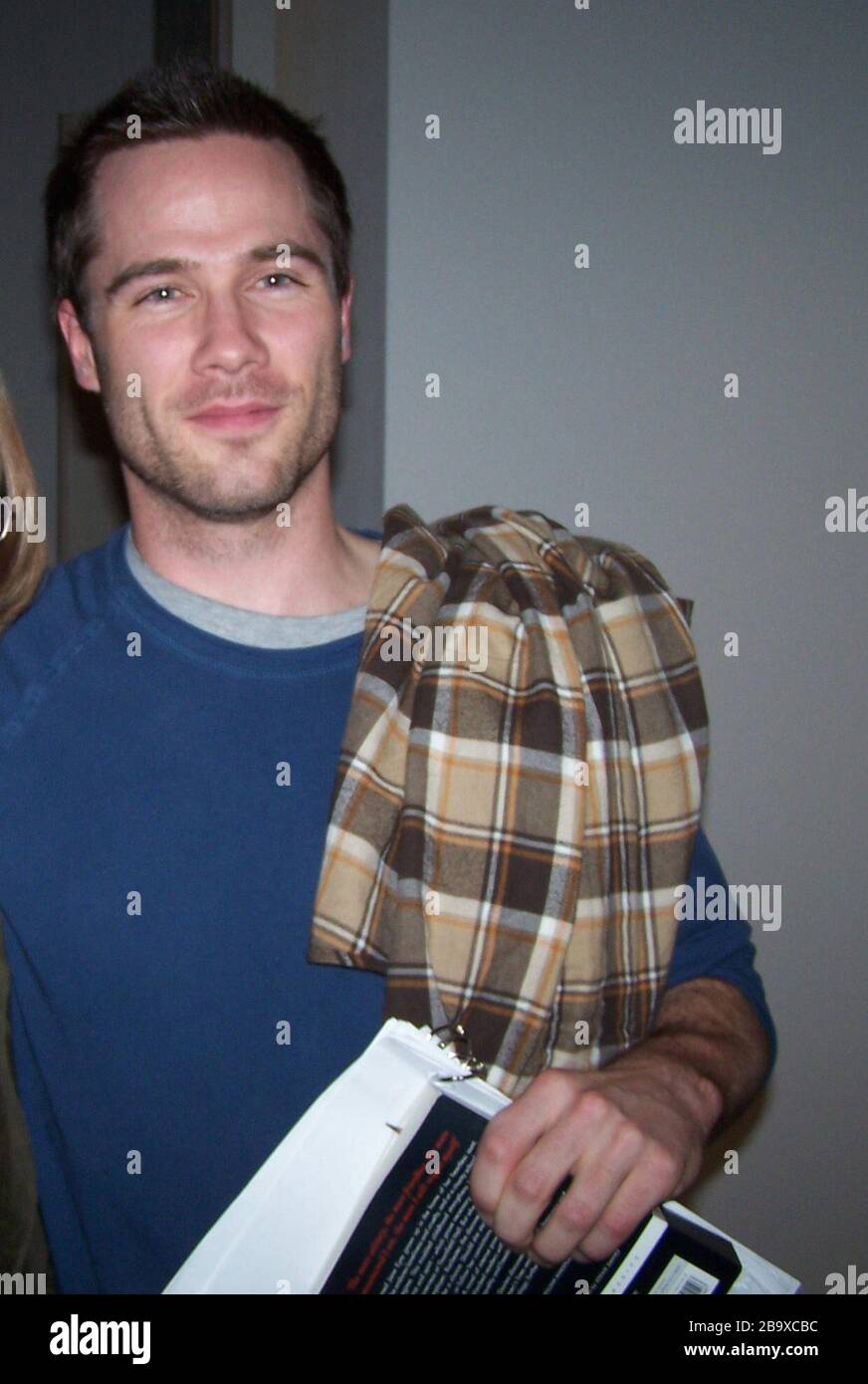 English: Luke MacFarlane à la porte de la scène au Skirball Center de Los  Angeles, CA, après sa performance dans le monde occupé est précipité.; 10  février 2007 (selon les données d'Exif);