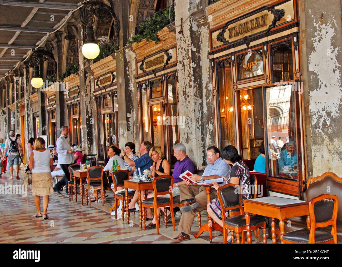 Consommateurs sur la terrasse du Caffè Florian, place Saint Marc, Venise, Italie Banque D'Images