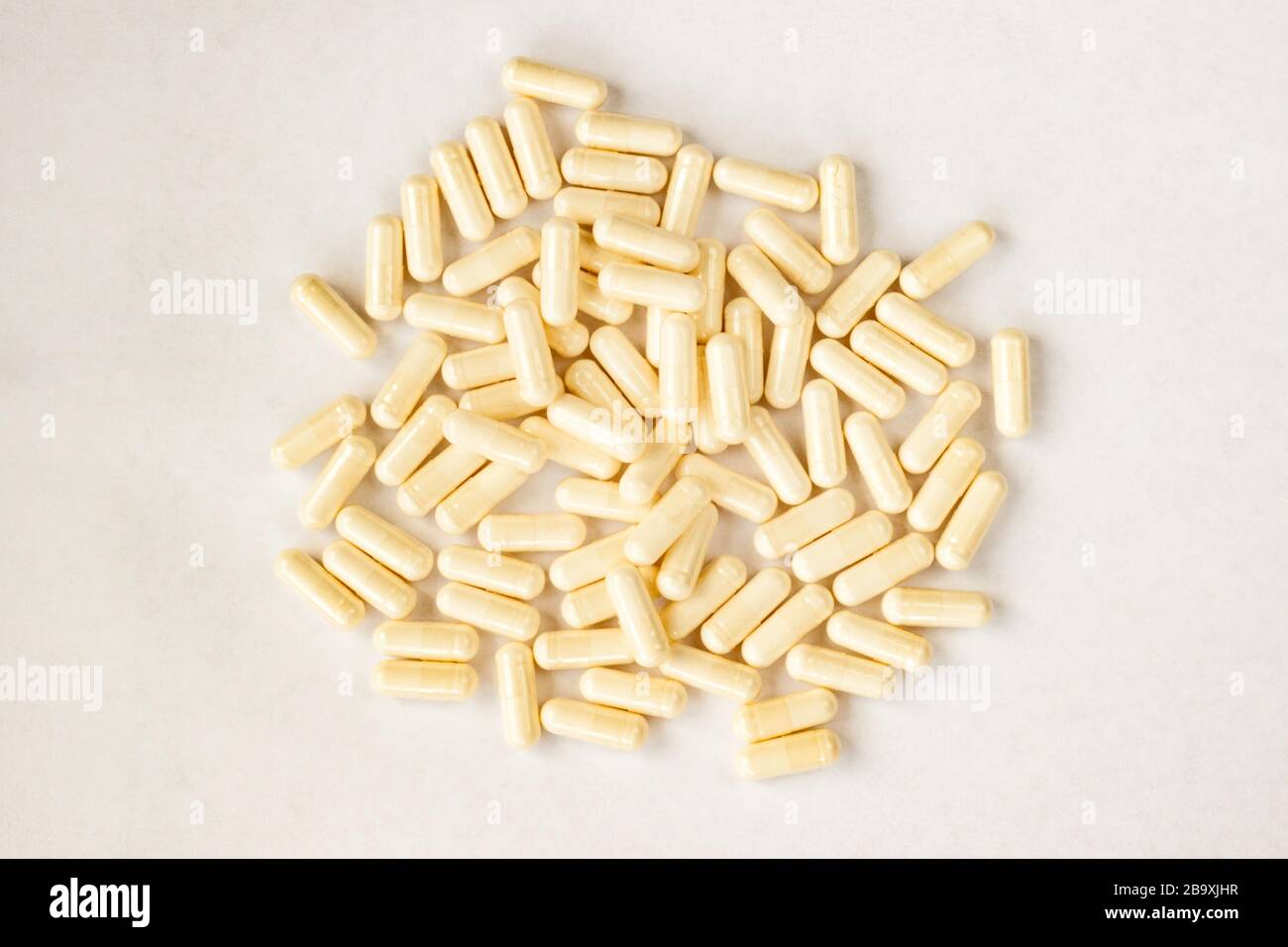 Capsules d'ecru blanc médicaments comprimés supplément isolé sur fond blanc, vue de dessus. Banque D'Images