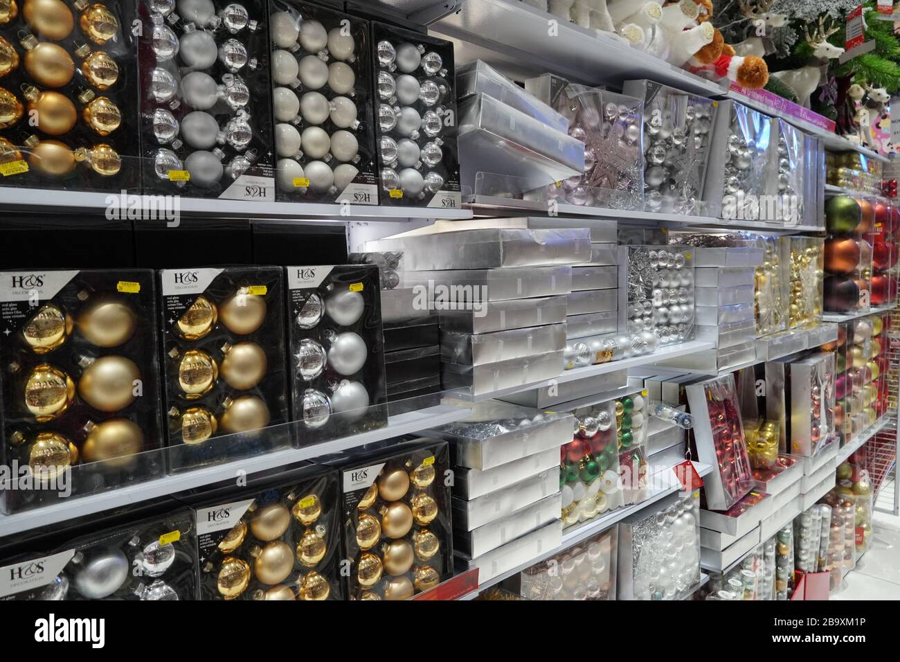 Dubaï Emirats Arabes Unis décembre 2019 belles boules de Noël multicolores sur le marché de Noël. Vente de décorations de Noël et de boules dans le magasin. Noël Banque D'Images